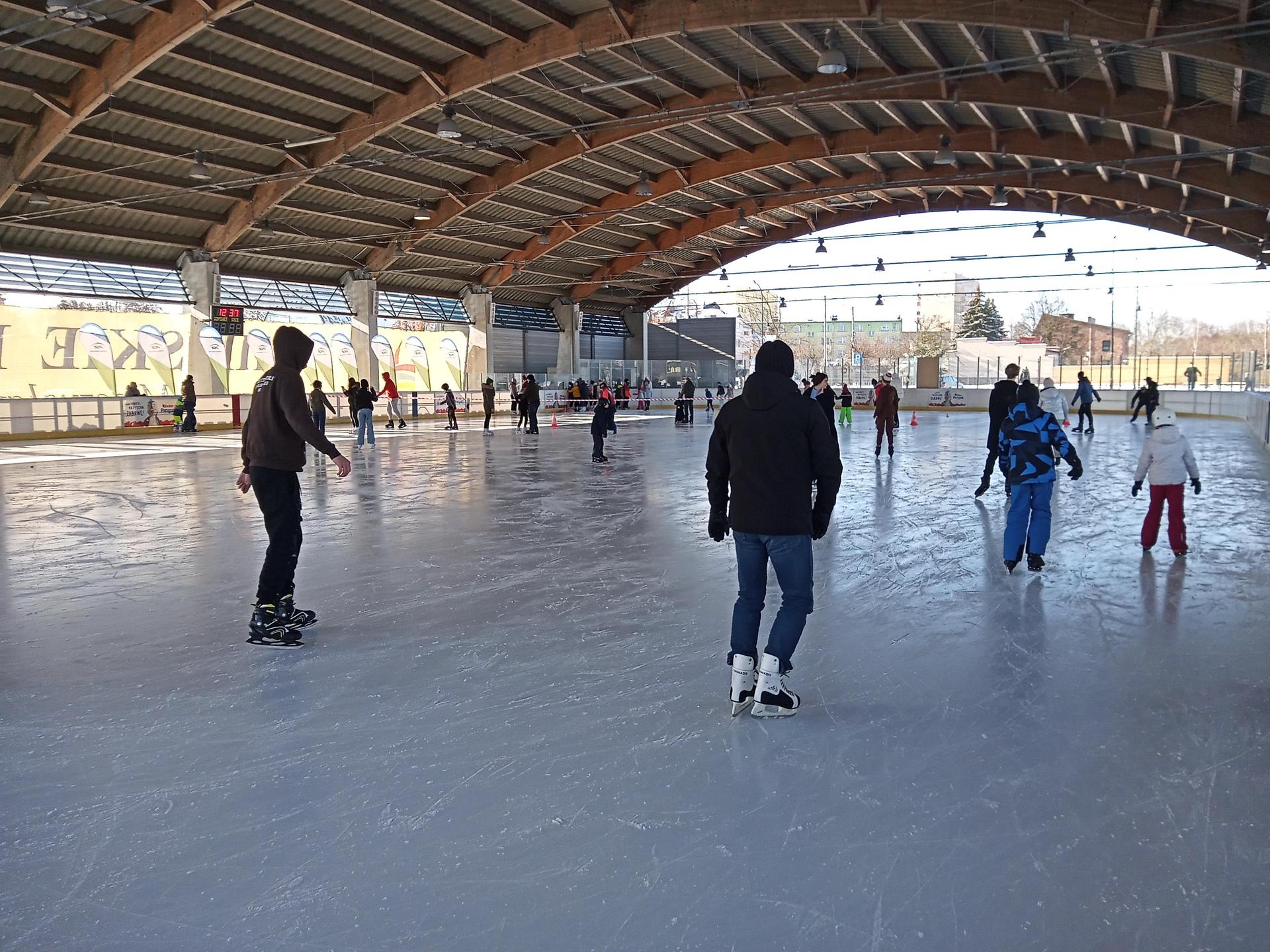 La pista de hielo de Skarżysko-Kamienna se prepara para la temporada.  ¡Sabemos cuándo empieza!  Habrá lecciones de patinaje sobre hielo y otras atracciones.