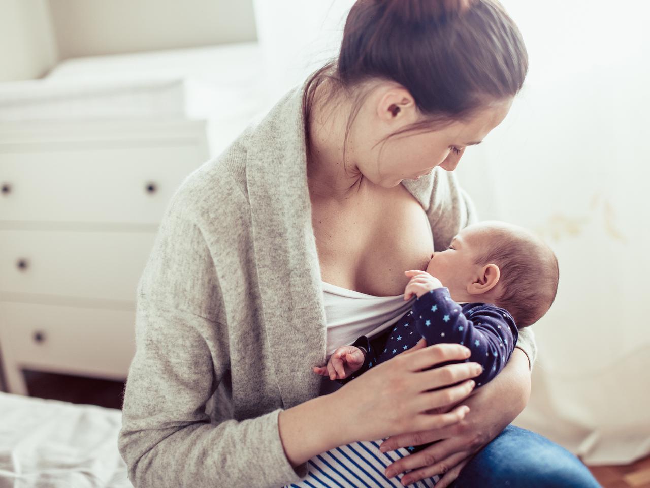 Czy małe piersi mogą wyprodukować dużo pokarmu? Czy mały biust wyklucza KP?