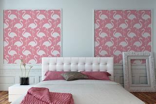 Dobry pomysł na różowe tapety za łóżkiem