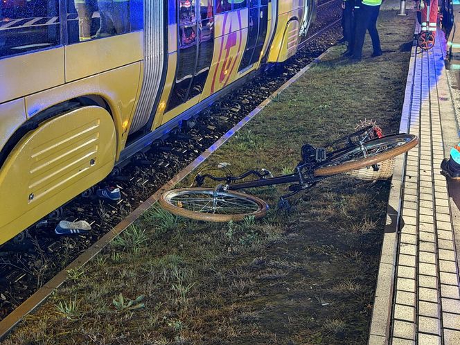 40-letnia rowerzystka wciągnięta pod pędzący tramwaj. „Liczne obrażenia ciała”