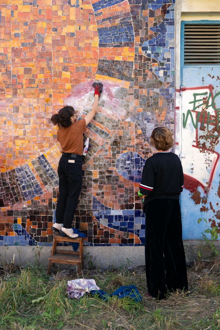 Wielkie czyszczenie mozaiki na Szpitalu Banacha - zdjęcia. Zniknęły bazgroły i chaszcze