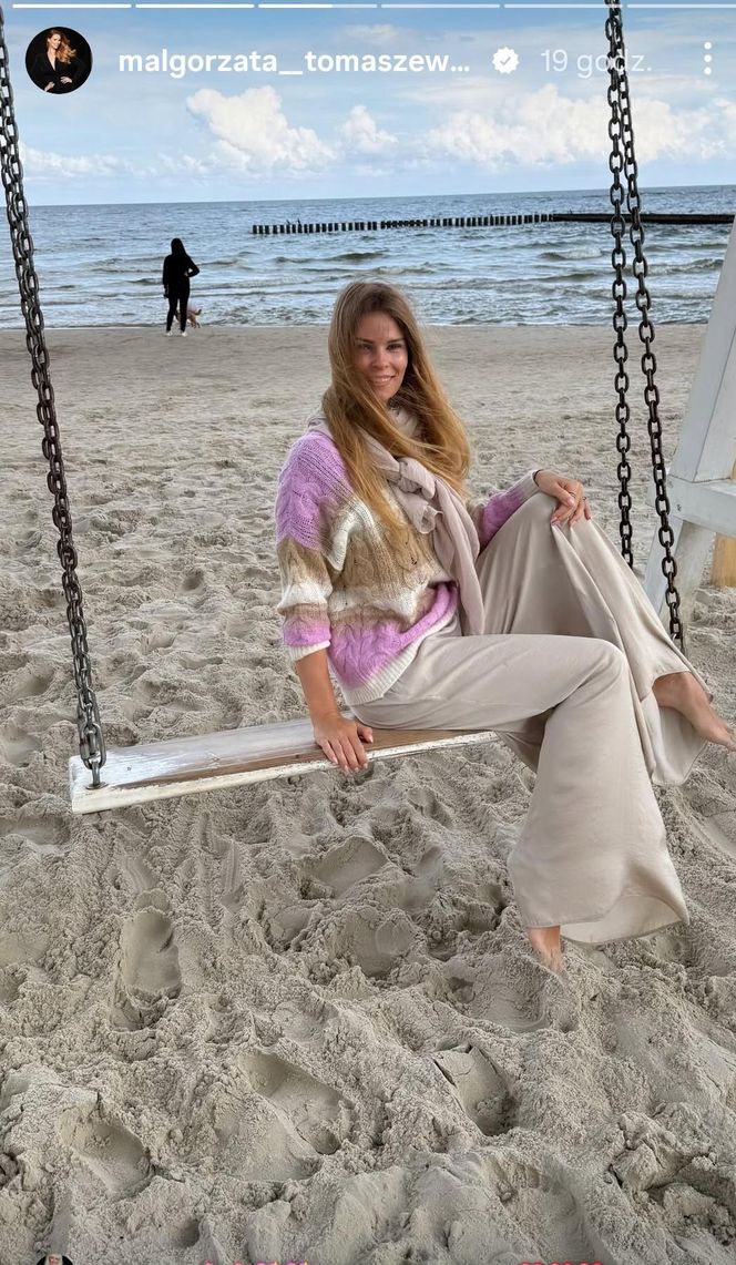 Małgorzata Tomaszewska wypoczywa nad morzem. Pokazała swojego partnera. Takie kadry to rzadkość