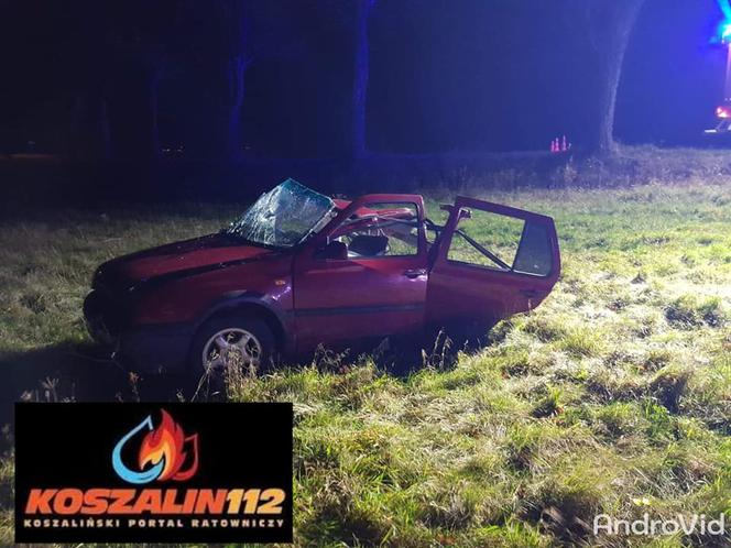 Makabryczny wypadek pod Koszalinem. Samochód rozpadł się na dwie części