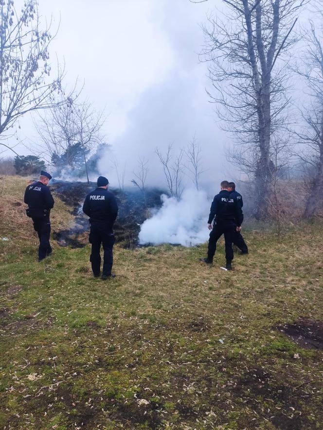 Policjanci gasili pożar