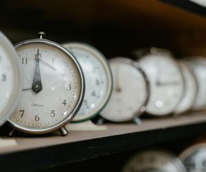 Czas letni powoli dobiega końca. Zegarki przestawimy wcześniej niż w poprzednich latach