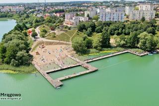 Ogromny pomost i piaszczysta plaża. To miejsce na Mazurach przyciąga tłumy turystów. Zobacz zdjęcia