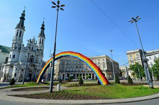 Słynna tęcza z placu Zbawiciela wraca do Warszawy!