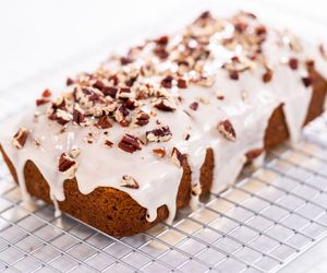 Sylwestrowe ciasto podkręcam makiem i orzechami. Robię je błyskawicznie i tak samo szybko znika 