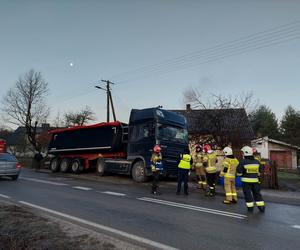 Wypadek ciężarówki i dwóch osobówek w Wąchocku! W akcji grupa chemiczna ze Skarżyska