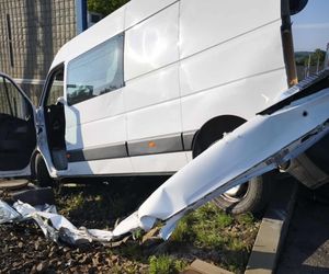 Wjechał dostawczakiem pod nadjeżdżający pociąg pod Krakowem. Pociągi mają nawet 2,5h opóźnienia