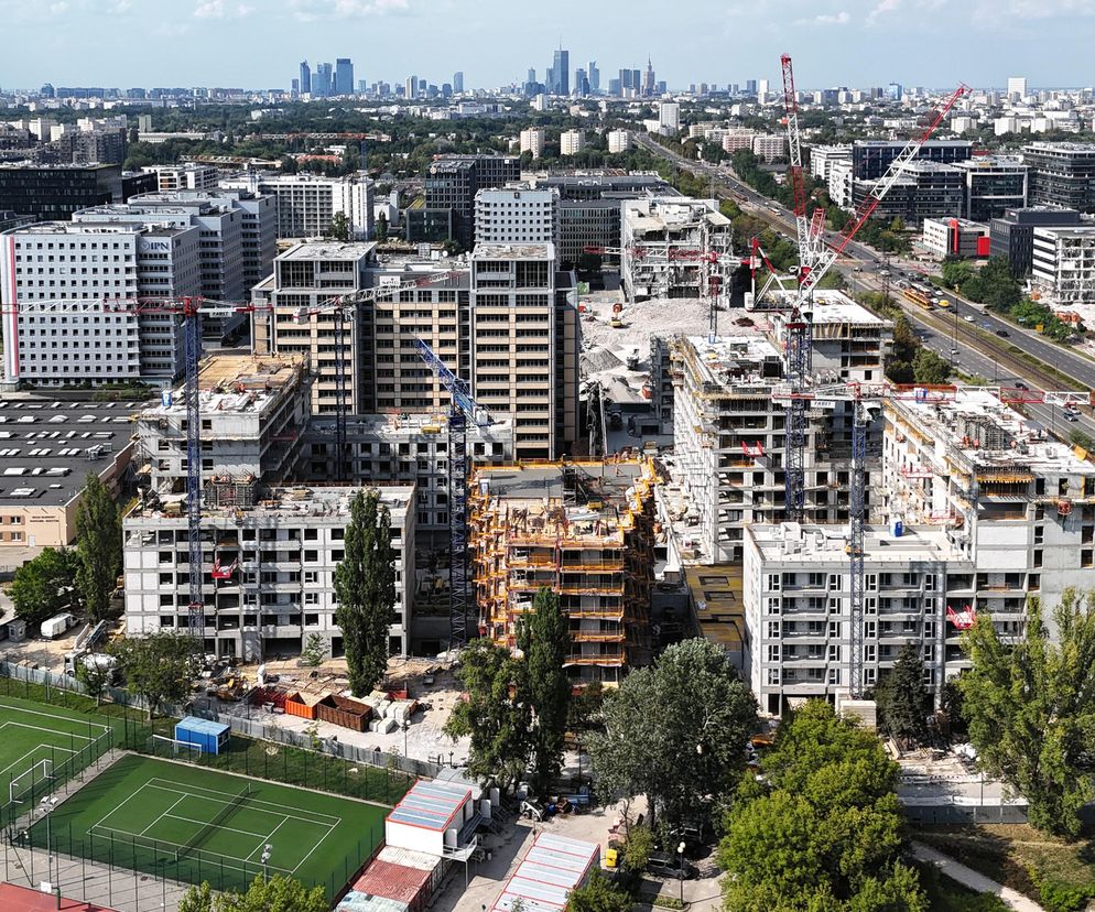 2 | Widok od strony południowej. Obiekt zlokalizowany jest w kwartale ulic Wołoskiej, Domaniewskiej, Postępu i Marynarskiej. Na pierwszym planie (od lewej) widoczne są budynki B2, B1 i A