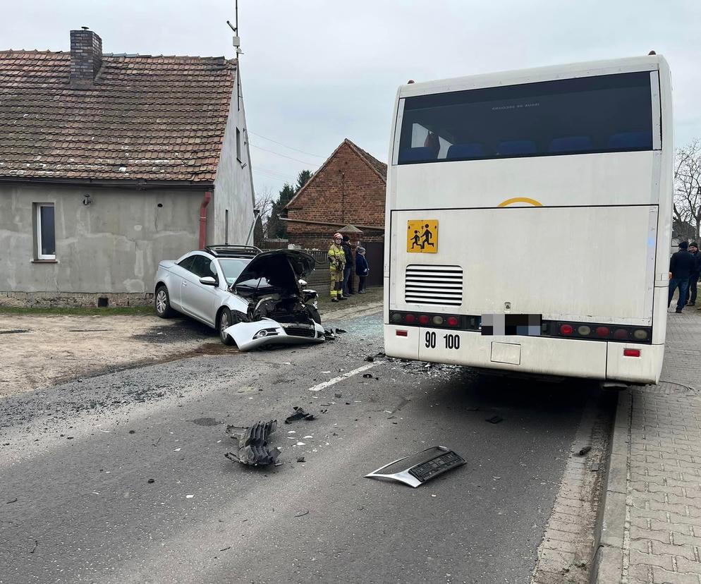 Wypadek autokaru z dziećmi! Jedna osoba została poszkodowana. Groźne zdarzenie pod Wolsztynem