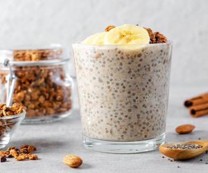 Robię wieczorem, jem rano. Nocna owsianka z chia to mój śniadaniowy numer 1 