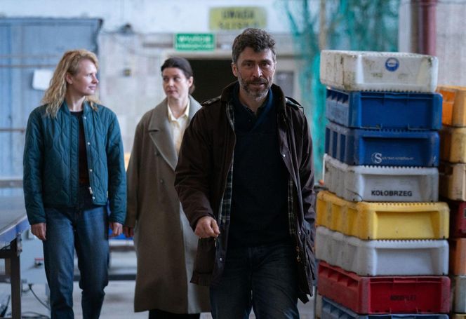 "Profilerka" sezon 2 - odcinek 10 streszczenie. W czasie rewizji w domu Rekowskich Jarek znika. Max Budzisz proponuje Reginie awans