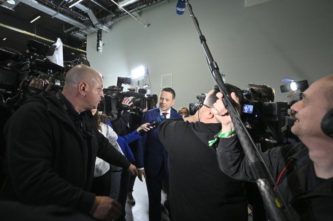 Wielkie wejście Trzaskowskiego do TVP. Zdjęcia uchwyciły każdy krok