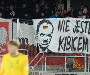 Skandaliczny transparent z Donaldem Tuskiem na meczu w Kownie