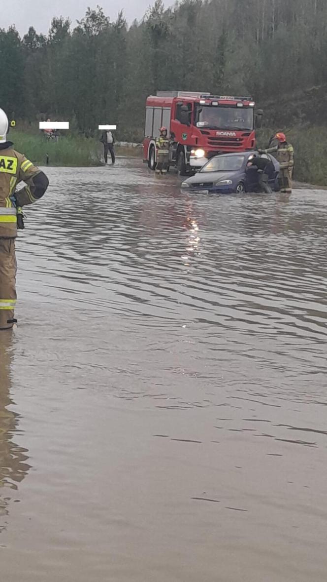 Mieszkanka Jastrzębia-Zdroju wracała z działek w Mszanie. Jej auto porwał nurt rzeki