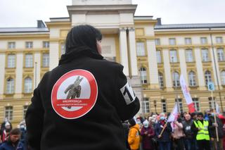 Pod KPRM protestują pracownicy budżetówki