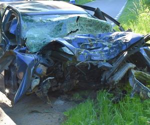 Orzysz: Volkswagen rozbił się na drzewie. 26-latek zginął na miejscu