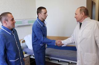 Putin przebrał się za lekarza i odwiedził swoich żołnierzy. Nazwał ich bohaterami 