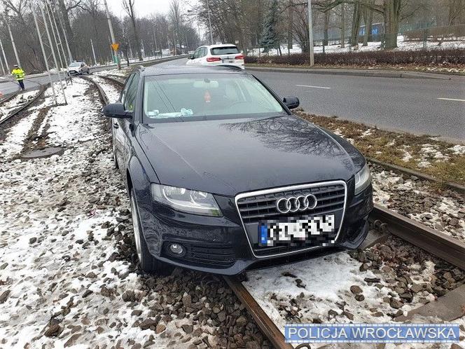 Audi na torowisku na Ślężnej we Wrocławiu. To był początek kłopotów kierowcy i pasażerki