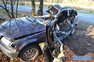 BMW rozbiło się na drzewie, nie żyje młoda kobieta