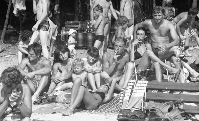 Fotografie z dnia 8 sierpnia 1988 r. wykonane przez Wojciecha Krenza z Kalisza prezentujące wczasowiczów odpoczywających na plaży w Gołuchowie.