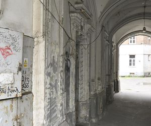 „To co robi miasto, to skandal”. Warszawa sprzedaje zabytkową kamienicę w centrum za grube miliony