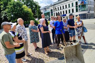 Mieszkańcy z ul. Mostowej i Małcużyńskiego protestowali przeciwko budowie masztów komunikacyjnych zbyt blisko domów