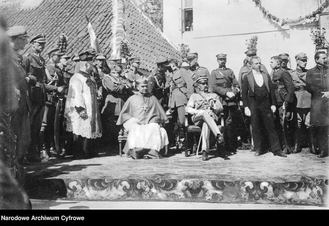 Marszałek Piłsudski i biskup wileński Jerzy Matulewicz na Rynku Kościuszki. 1921 rok