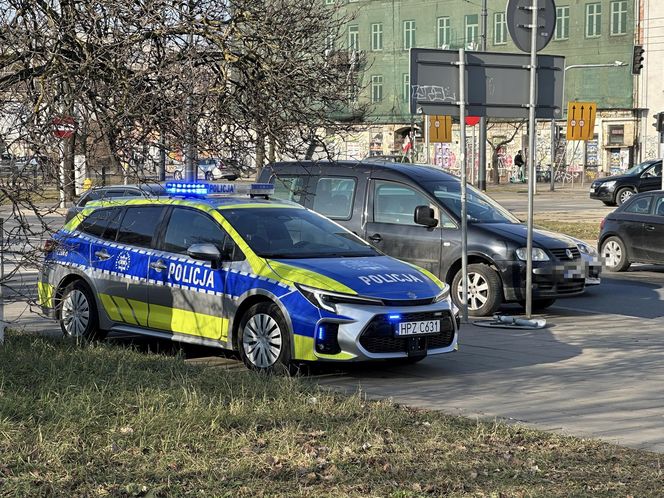 Kolizja zablokowała ruch na skrzyżowaniu. W rozpędzony radiowóz uderzył drugi samochód