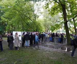 Studenci Politechniki gromadzą się w okolicy terenu juwenaliów