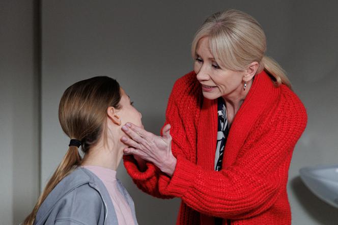 Na Wspólnej odc. 3406.  Julka (Maja Oświecińska), Ewa (Ewa Gawryluk)