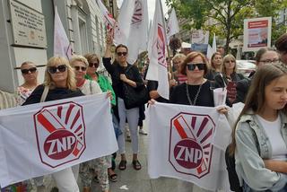 Przed Urzędem Wojewódzkim w Łodzi protestowali nauczyciele z ZNP!