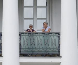 Rodzina Nawrockich przejęła Belweder: Kasia w kasku na hulajnodze, teściowe na balkonie