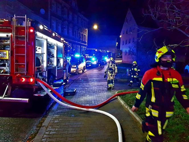 Jawor. Zwęglone zwłoki w bloku! Pożar zniszczył kilka mieszkań! Co teraz z lokatorami? [ZDJĘCIA]