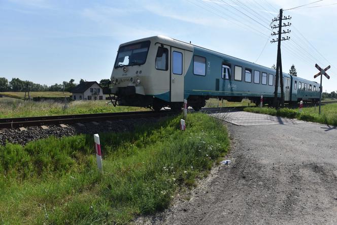 Łukasz miał tylko kilometr do domu. Zginął pod kołami pociągu na niestrzeżonym przejeździe