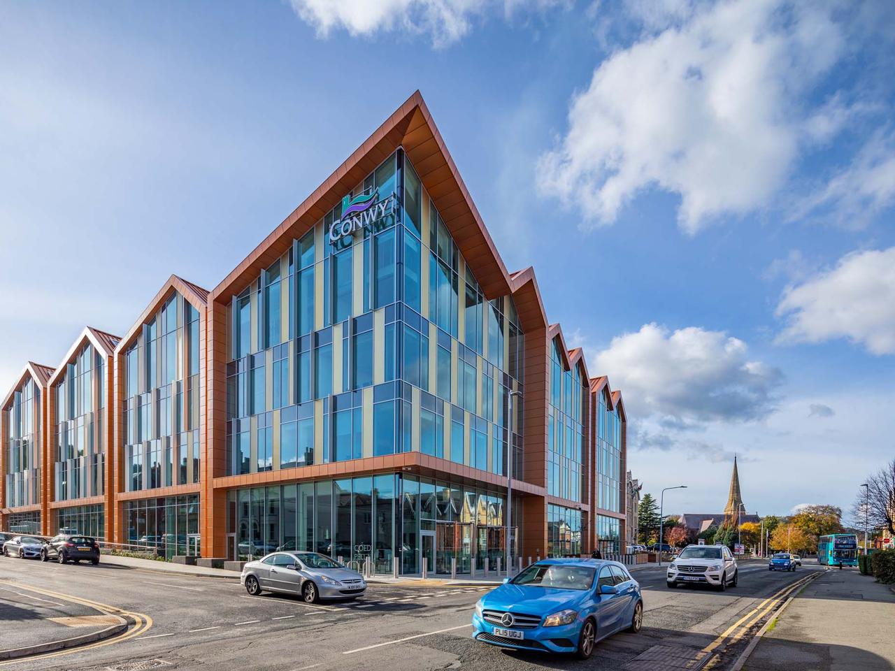 Conwy County Council – największy biurowiec w Walii w systemach ALUPROF