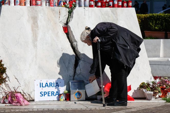 Wierni modlą się za papieża Franciszka. Tłum pod kliniką Gemelli w Watykanie