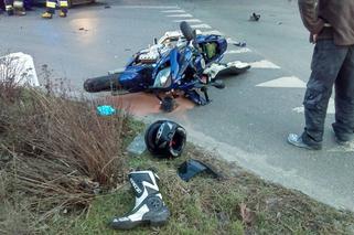 Poważny wypadek na Cmentarnej w Bydgoszczy. Motocyklista aż zgubił buty [ZDJĘCIA]