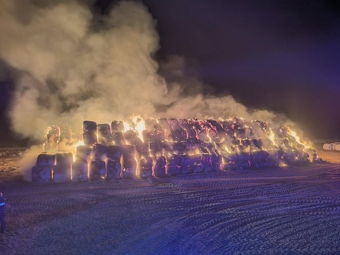 Pożar na polu. Spłonęło 1000 balotów słomy