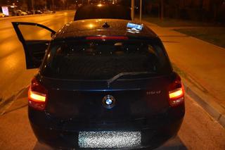 Młody kierowca wpakował się swoim BMW w znak drogowy. Odpowie na poważniejsze przestępstwo
