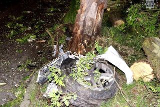 Bytom. 44-latek roztrzaskał auto na drzewie. Ford został zmiażdżony