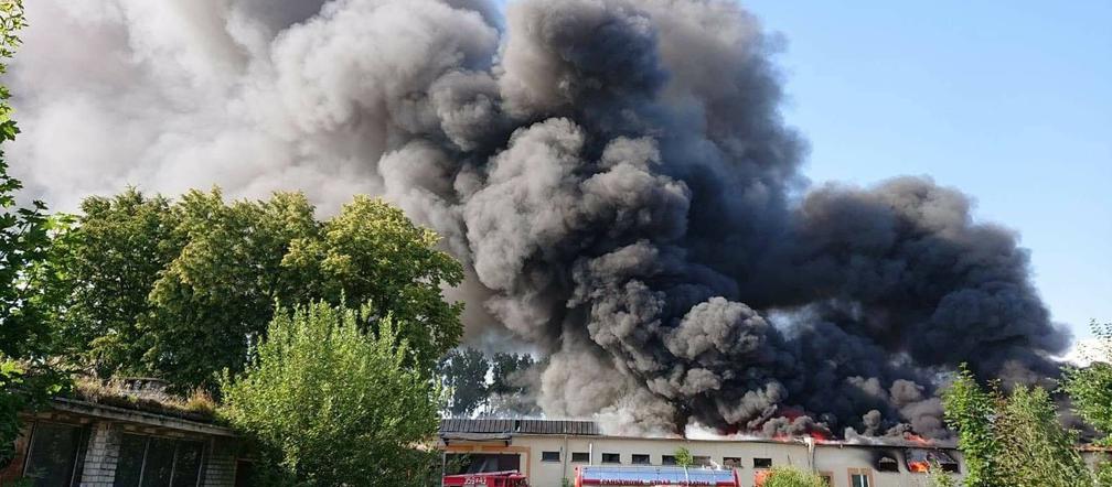 Koniecpol: OGROMNY pożar w fabryce! Gęsty dym widać z dużej odległości