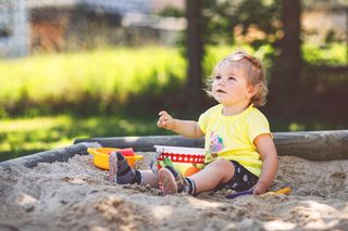 Zabawa w piaskownicy to tylko brud? Pediatra uświadamia zaskakującą rzecz