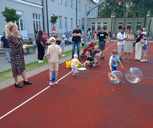 Nowa ławka Gaudiego została uroczyście odsłonięta podczas Pikniku Rodzinnego 2024 w siedleckiej Jedynce