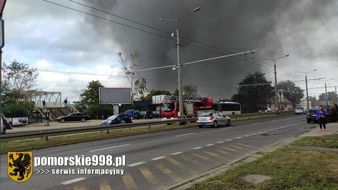 Pożar na ul. Morskiej w Gdyni. Pali się budowa hali sportowej przy Centrum Kształcenia Zawodowego i Ustawicznego