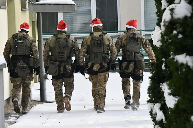 Policyjni kontterroryści pomagają Mikołajowi 