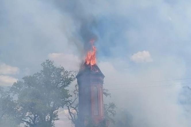 Pożar zabytkowej wieży ciśnień w Rucianem-Nidzie. Nad miastem unosiły się ogromne kłęby dymu [ZDJĘCIA]