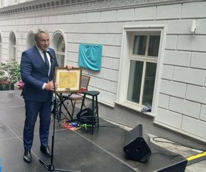 To nie tylko wyjątkowe dzieło sztuki unoszące się nad głowami przechodniów, ale także symbol dawnych handlowych tradycji tego miejsca